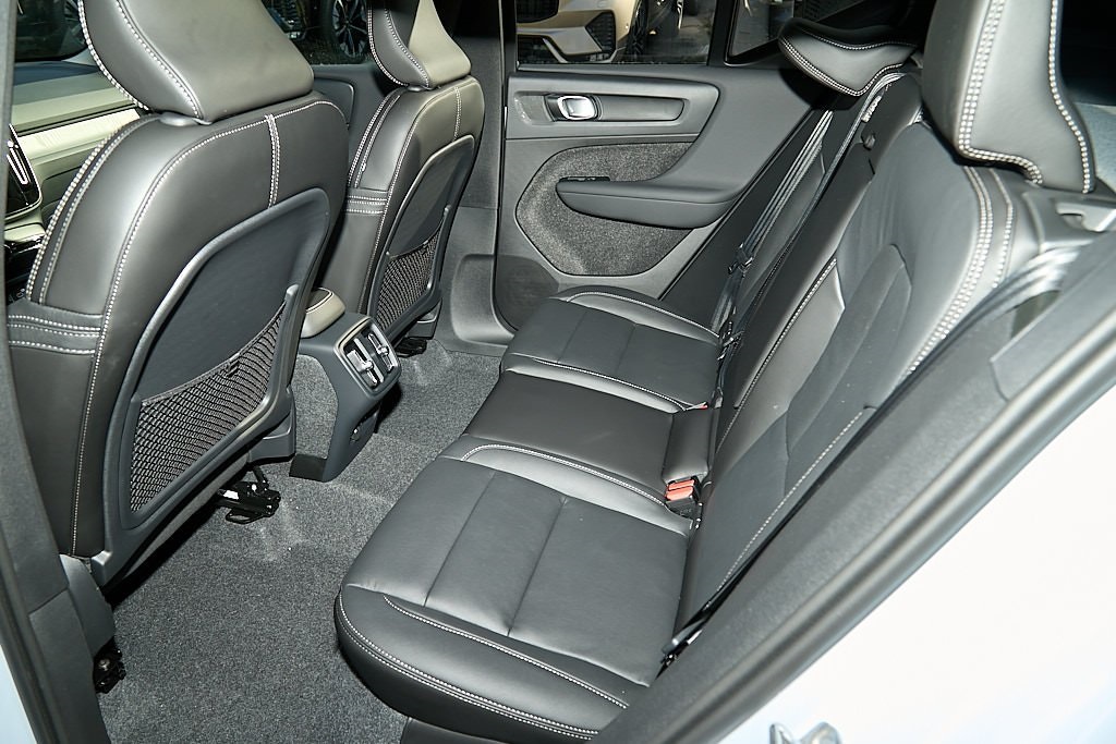 2026 VOLVO XC40 - Image 19