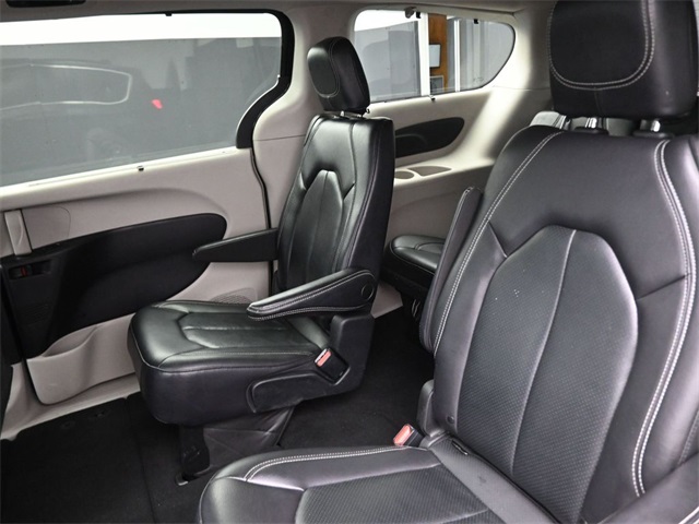 2022 Chrysler Pacifica Touring L photo 11