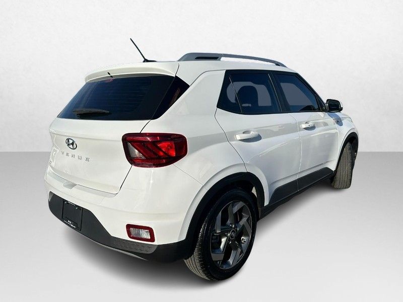 2024 Hyundai Venue SEL photo 3
