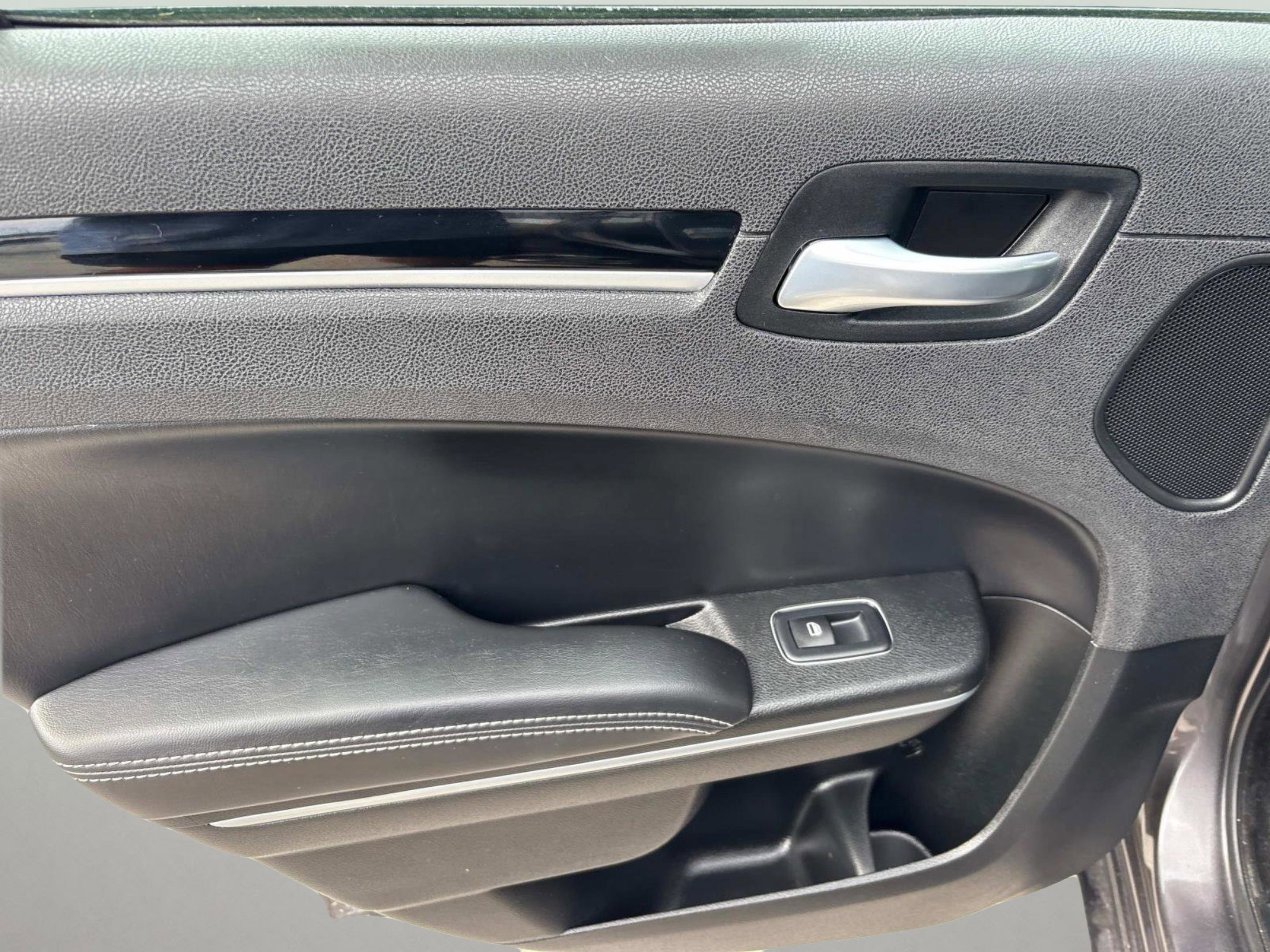 2022 Chrysler 300 S photo 13