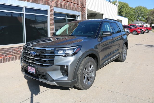 2025 Ford Explorer photo 3