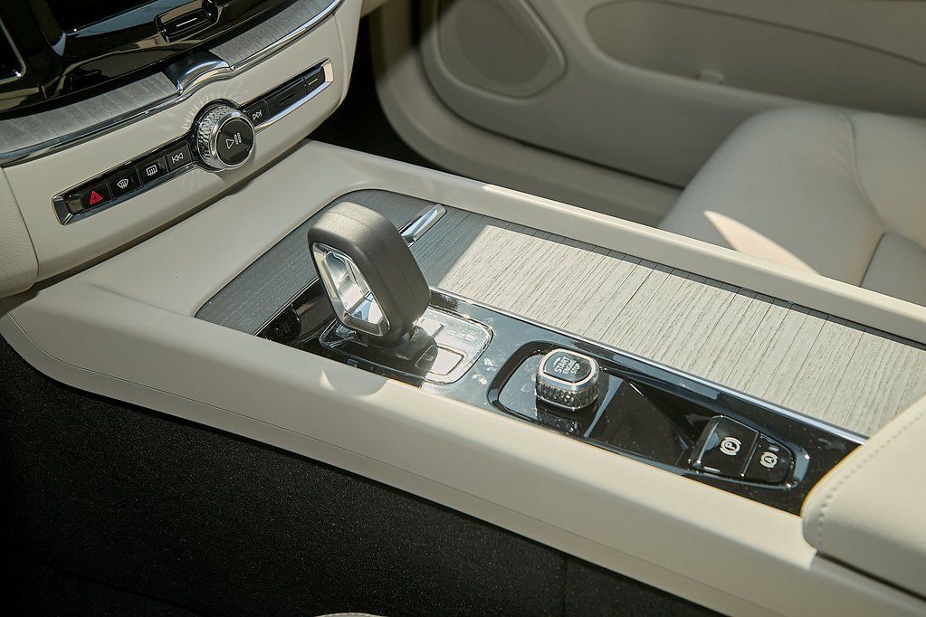 2025 VOLVO XC60 - Image 13