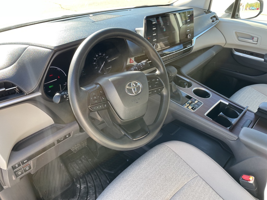 2024 Toyota Sienna LE photo 6