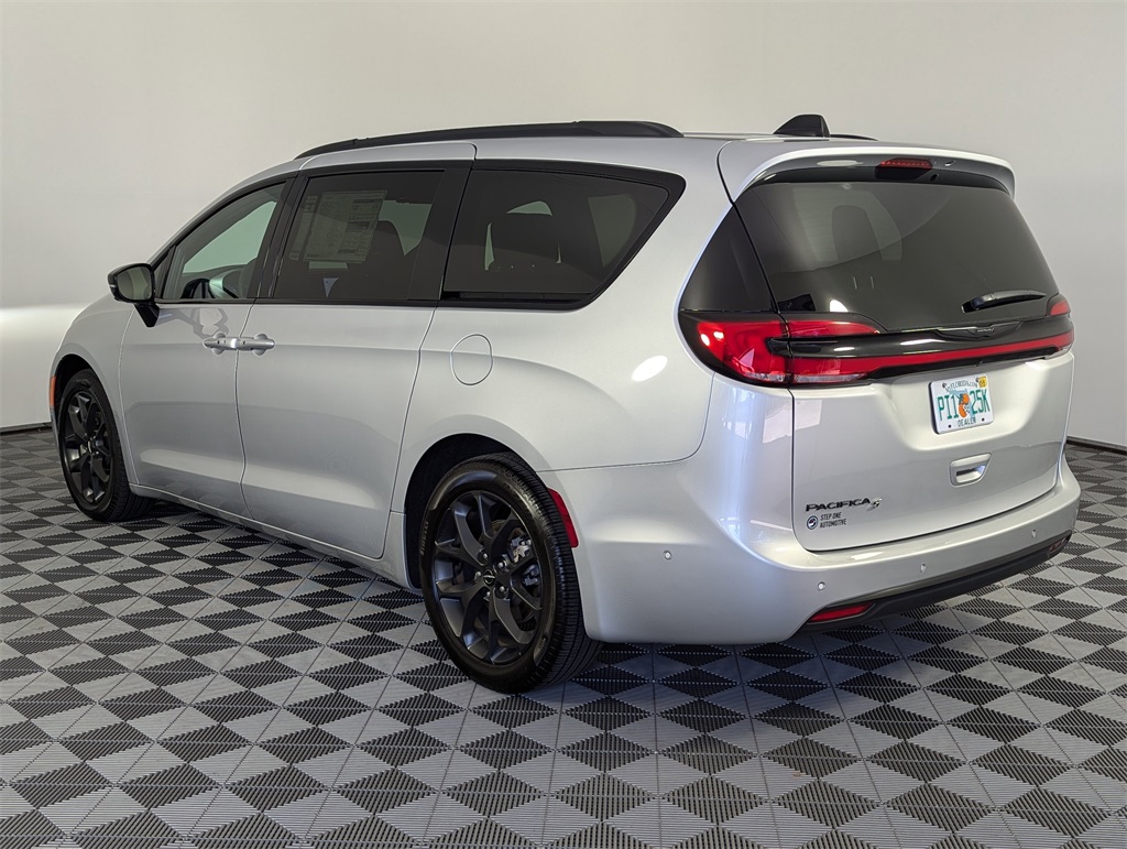 2024 Chrysler Pacifica Touring L photo 4