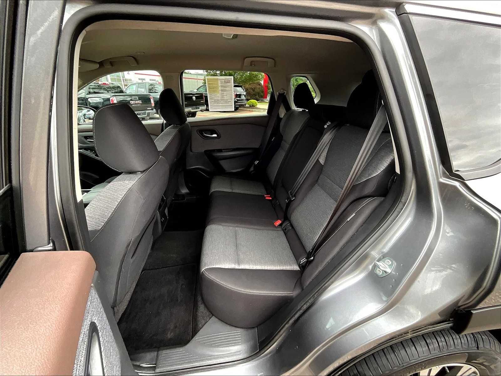 2022 Nissan Rogue SV photo 14