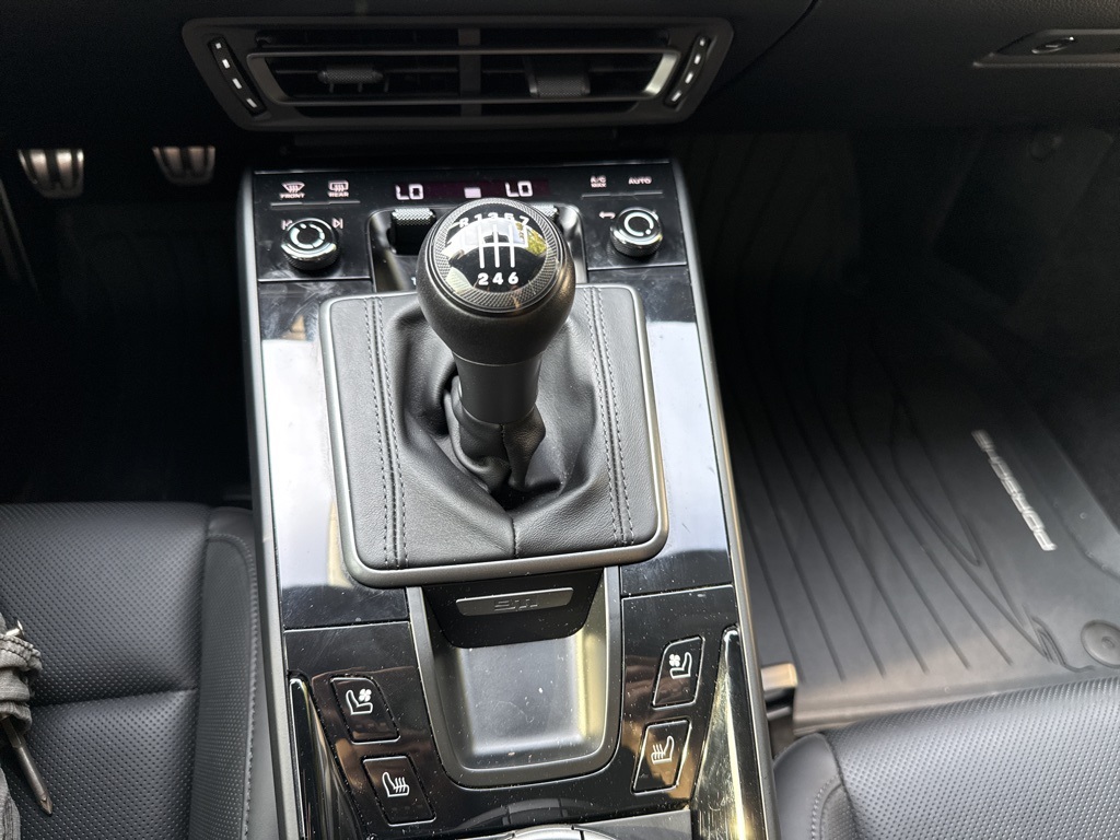 2023 Porsche 911 4 T photo 21