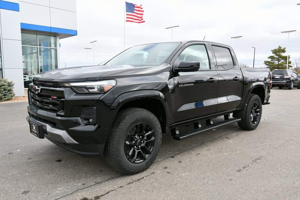 2025 Chevrolet Colorado Z71 photo 2