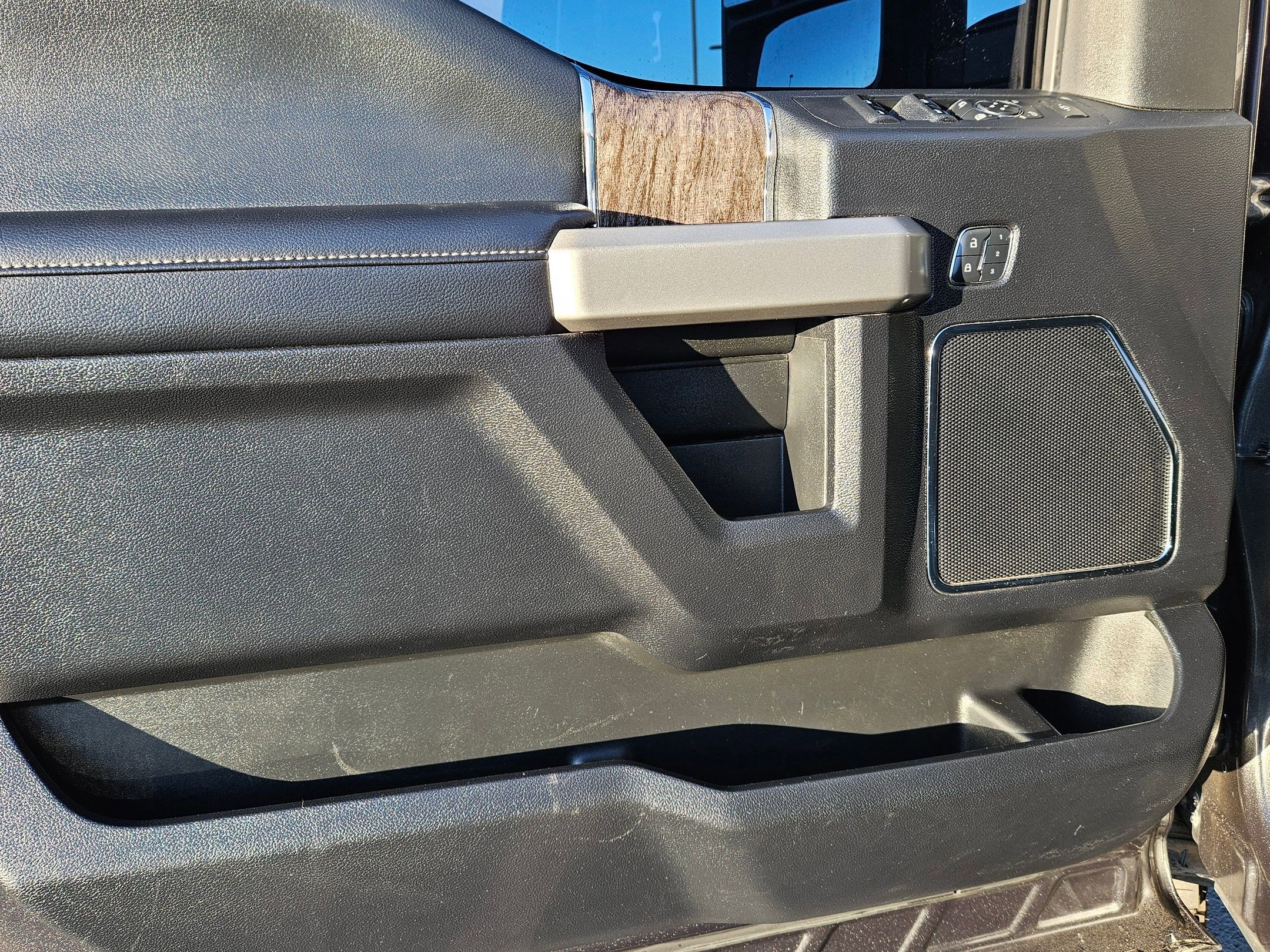 2017 Ford F-350 Lariat photo 12