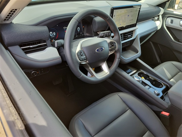 2025 Ford Explorer photo 4