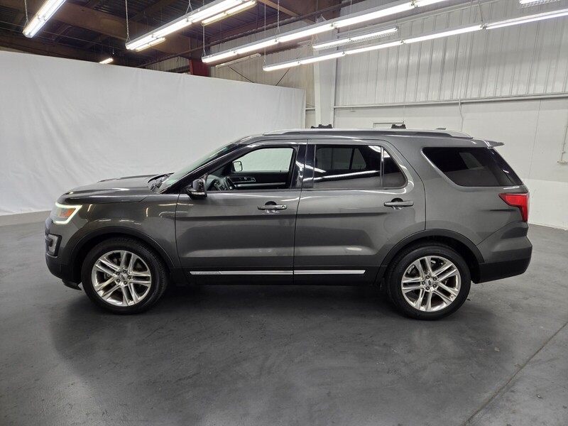 2016 Ford Explorer XLT photo 2