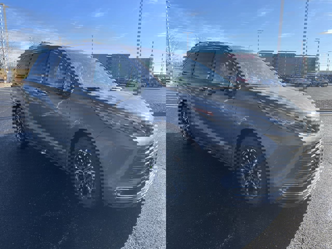 2025 Toyota Sienna Platinum's photo