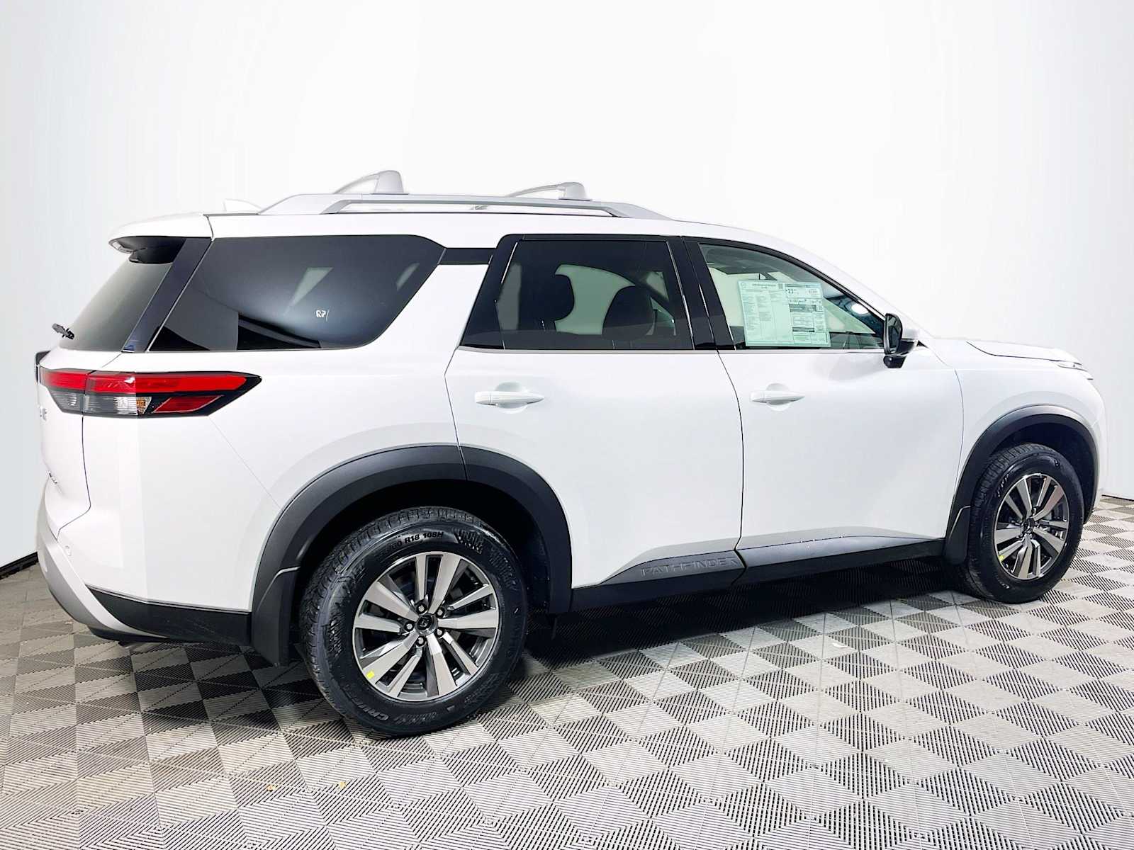 2025 Nissan Pathfinder SL photo 2