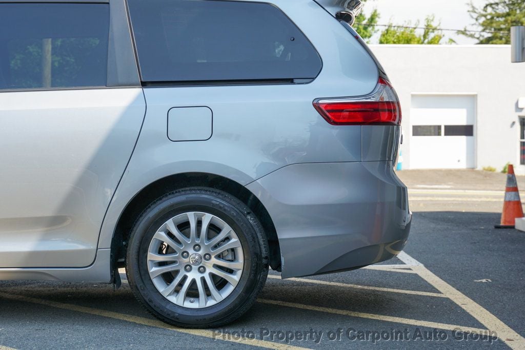 2015 Toyota Sienna XLE photo 4