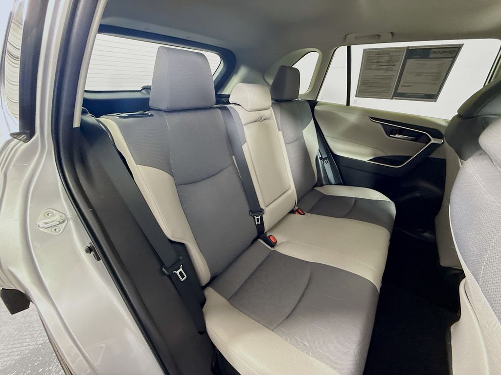2022 Toyota RAV4 Hybrid XLE photo 24