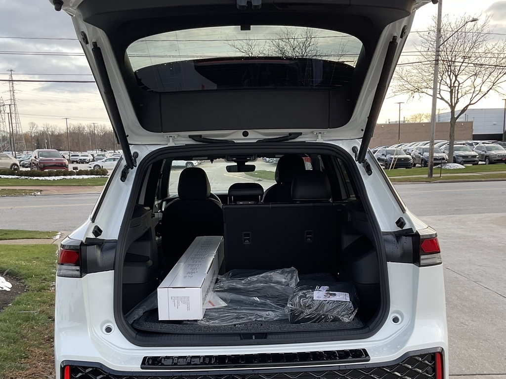 2026 Volkswagen Tiguan SE R-Line Black photo 2