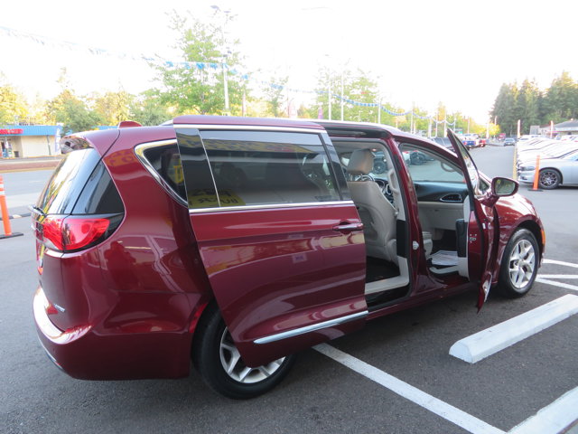 2020 Chrysler Pacifica Limited photo 8