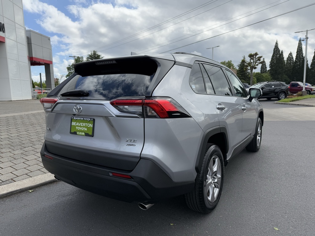 2023 Toyota RAV4 XLE photo 3