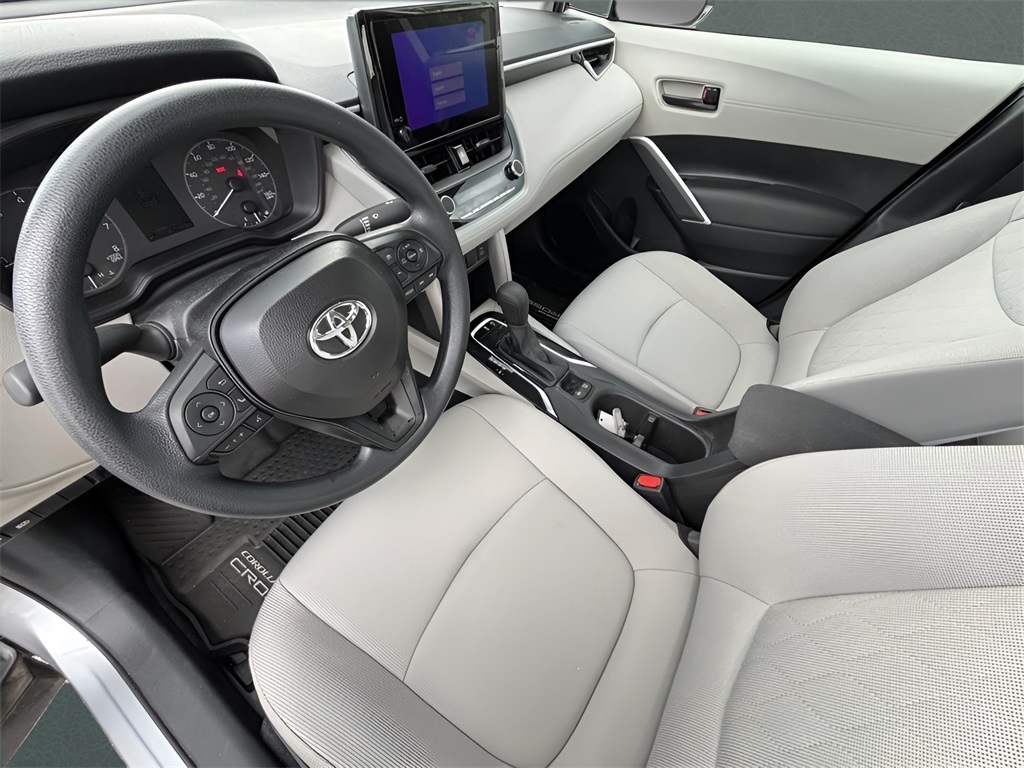 2025 Toyota Corolla Cross L photo 9