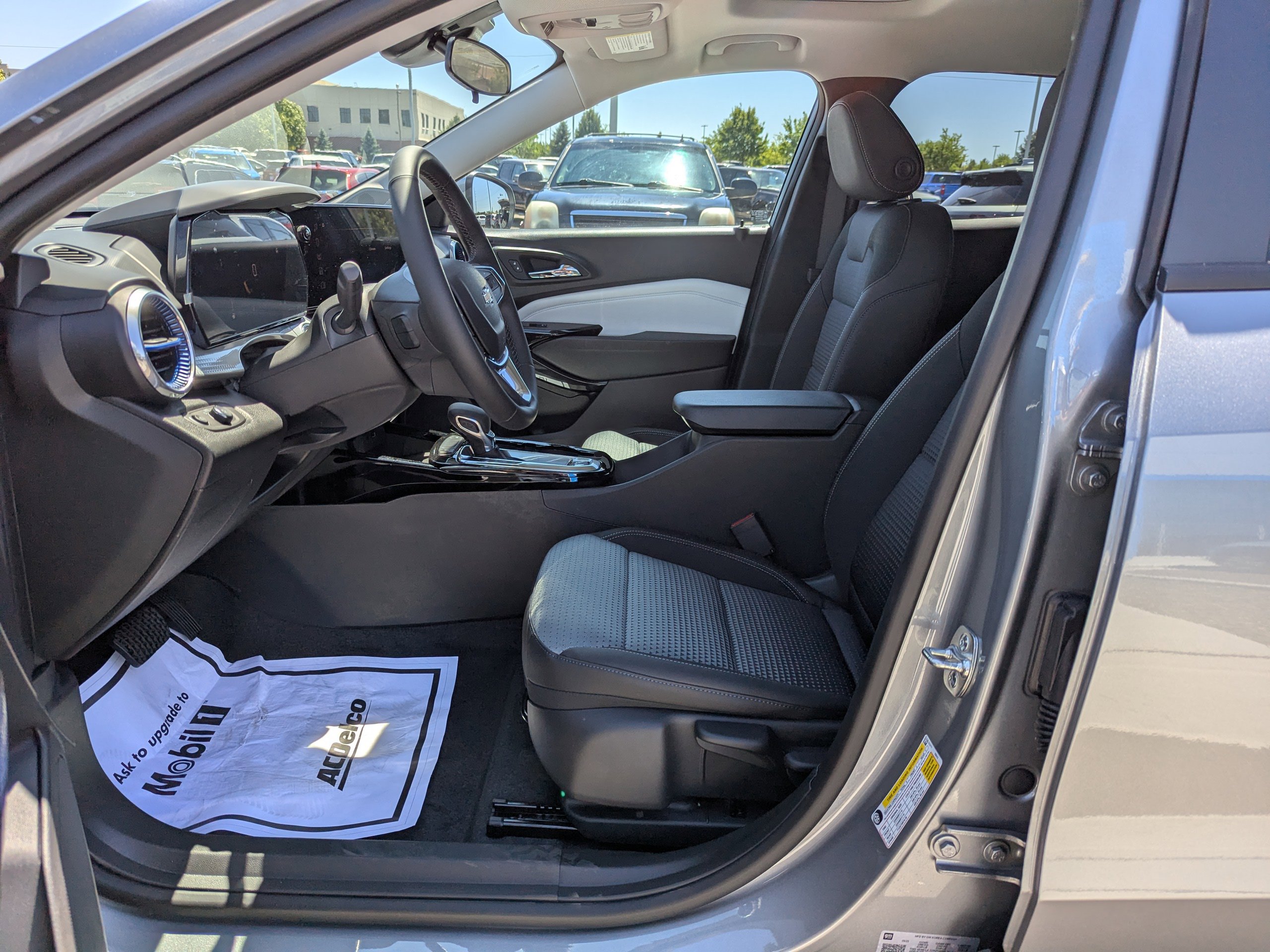 2025 Chevrolet Trax LT photo 10