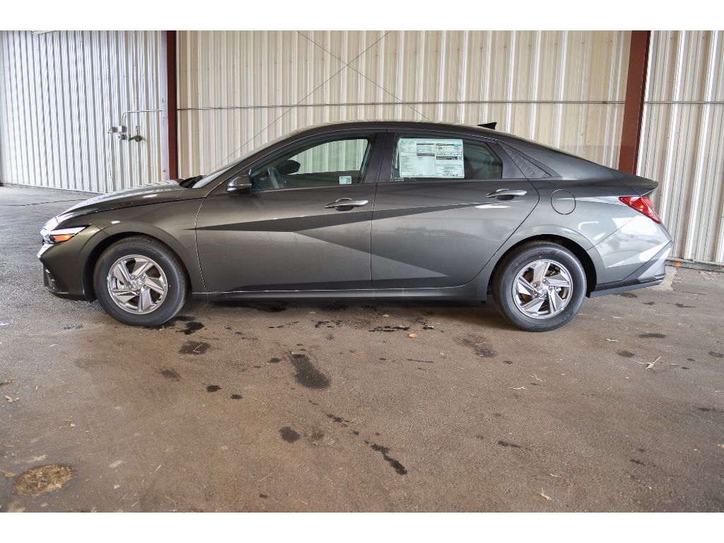 2025 Hyundai Elantra SE photo 3