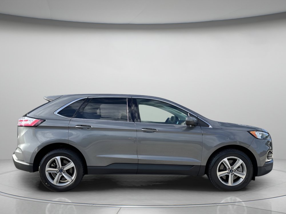 2022 Ford Edge SEL photo 2