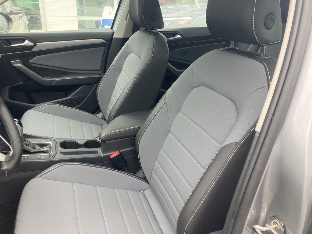 2025 Volkswagen Jetta SE photo 8