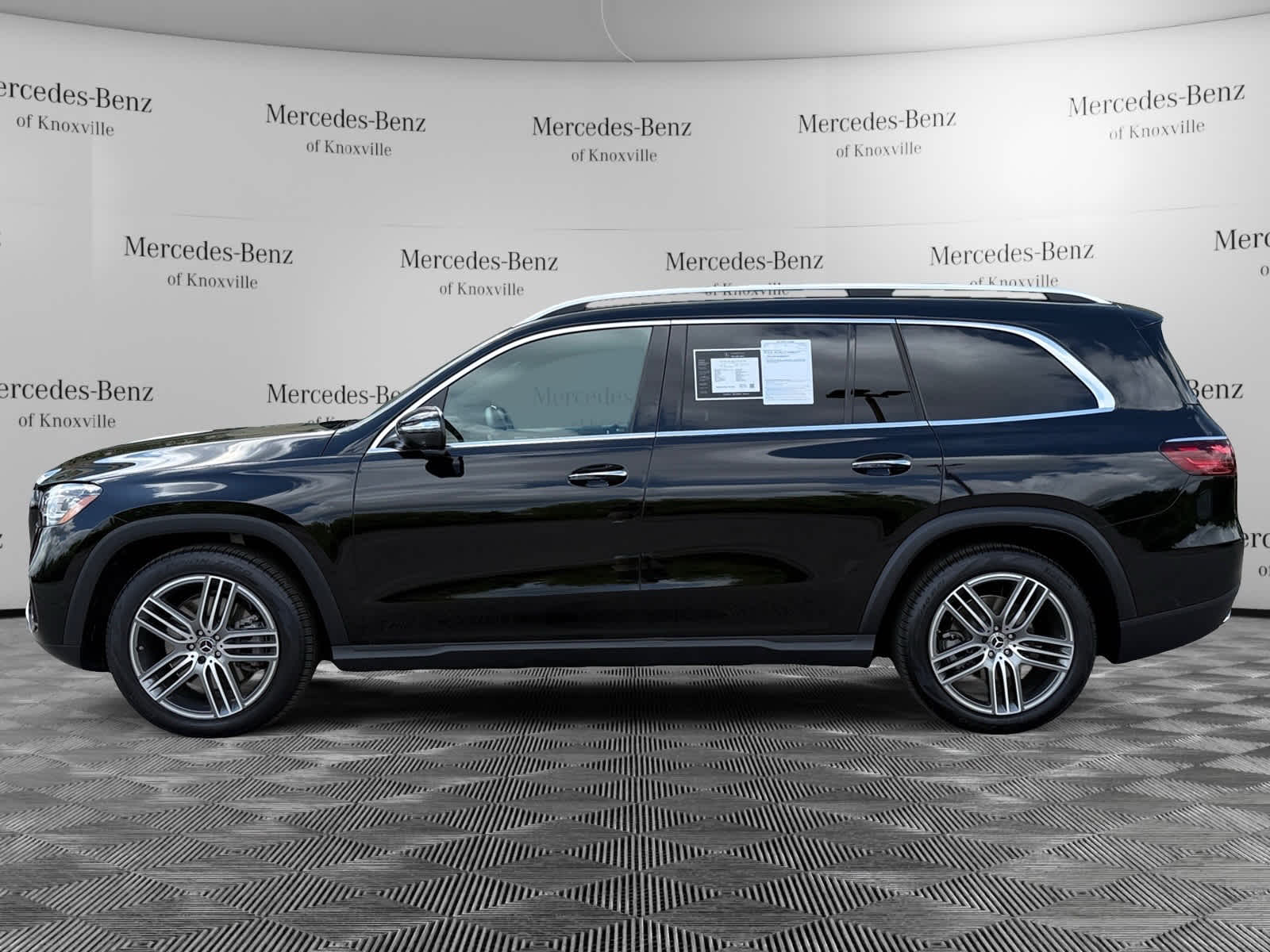 2025 Mercedes Benz GLS 450 4MATIC photo 2