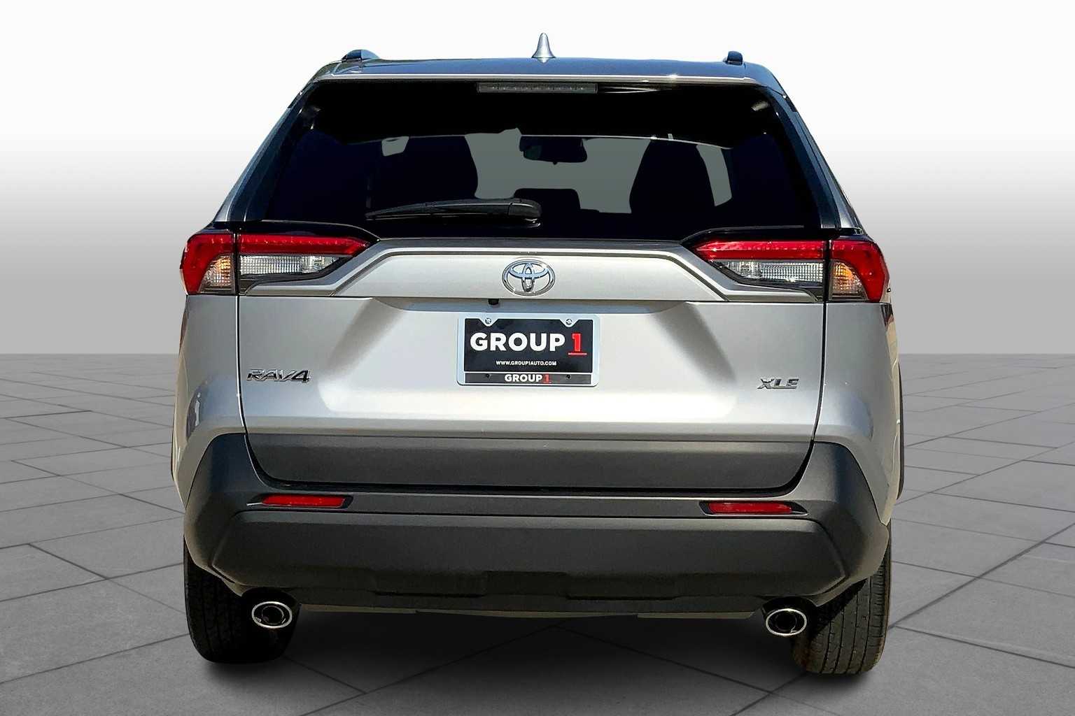 2024 Toyota RAV4 XLE photo 3