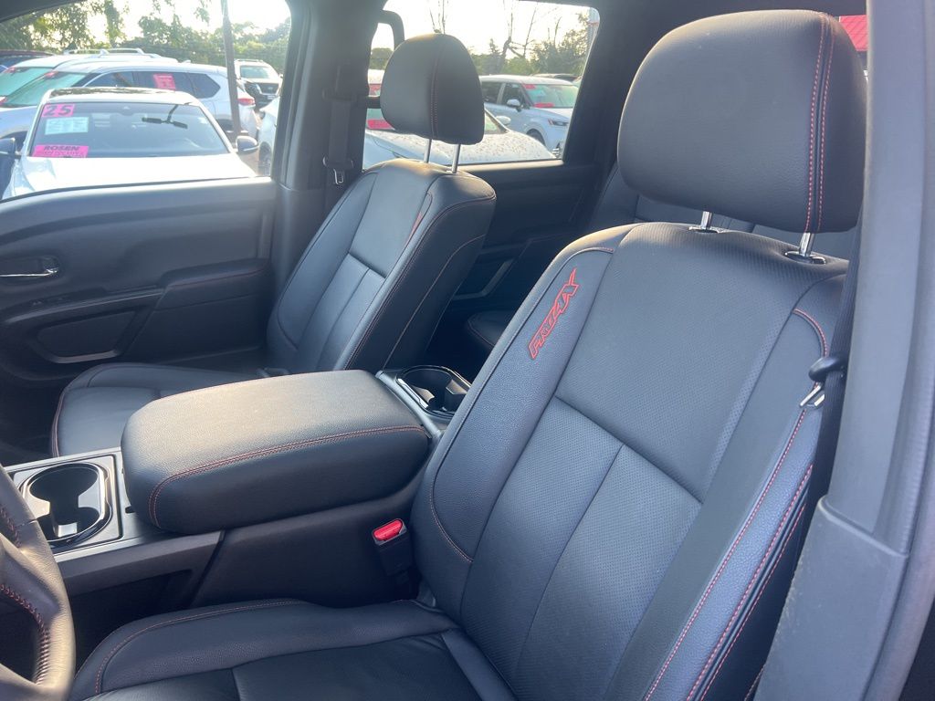 2024 Nissan Titan PRO-4X photo 3