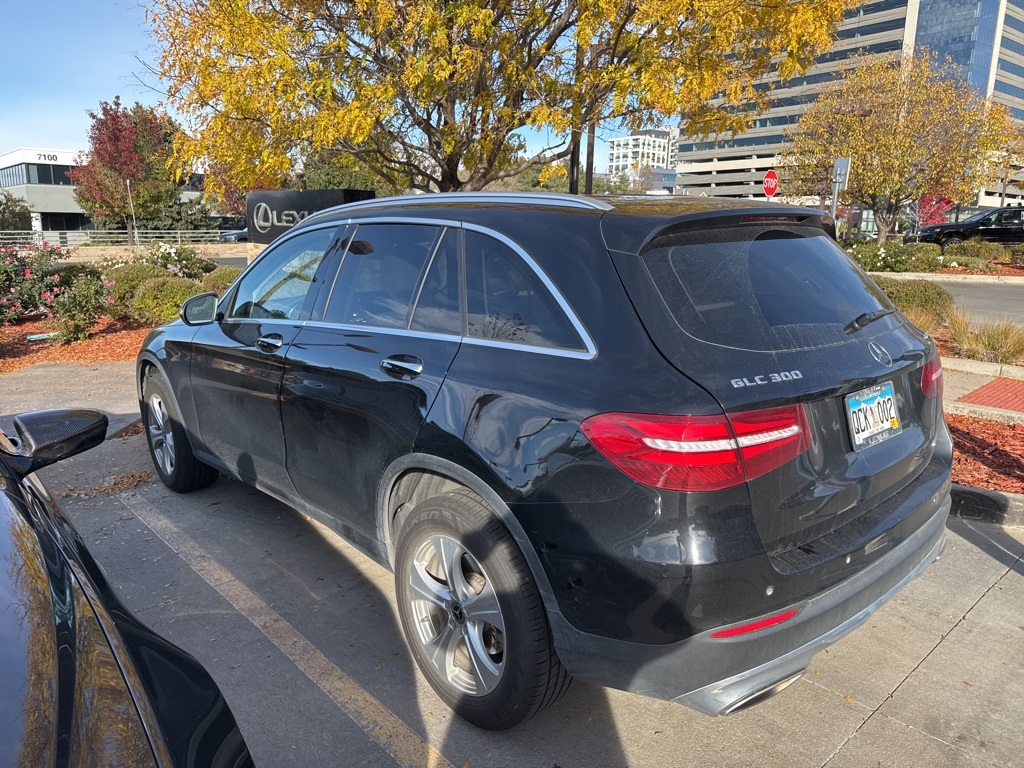 2017 Mercedes Benz GLC 300 4MATIC photo 4