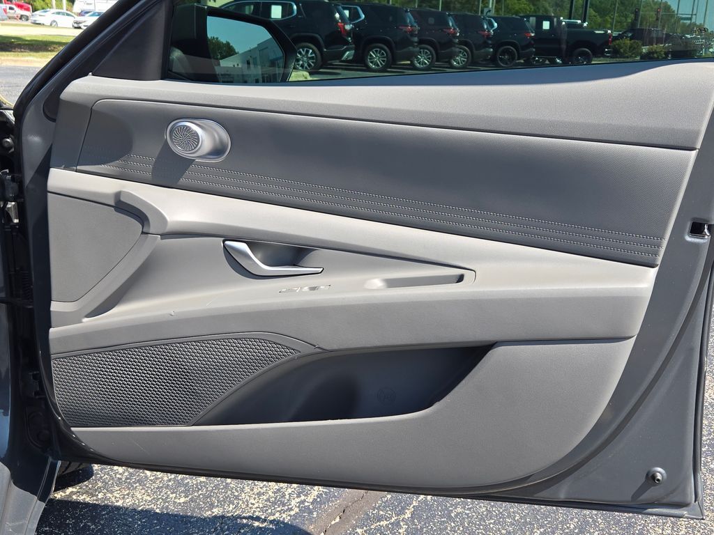 2023 Hyundai Elantra SEL photo 5
