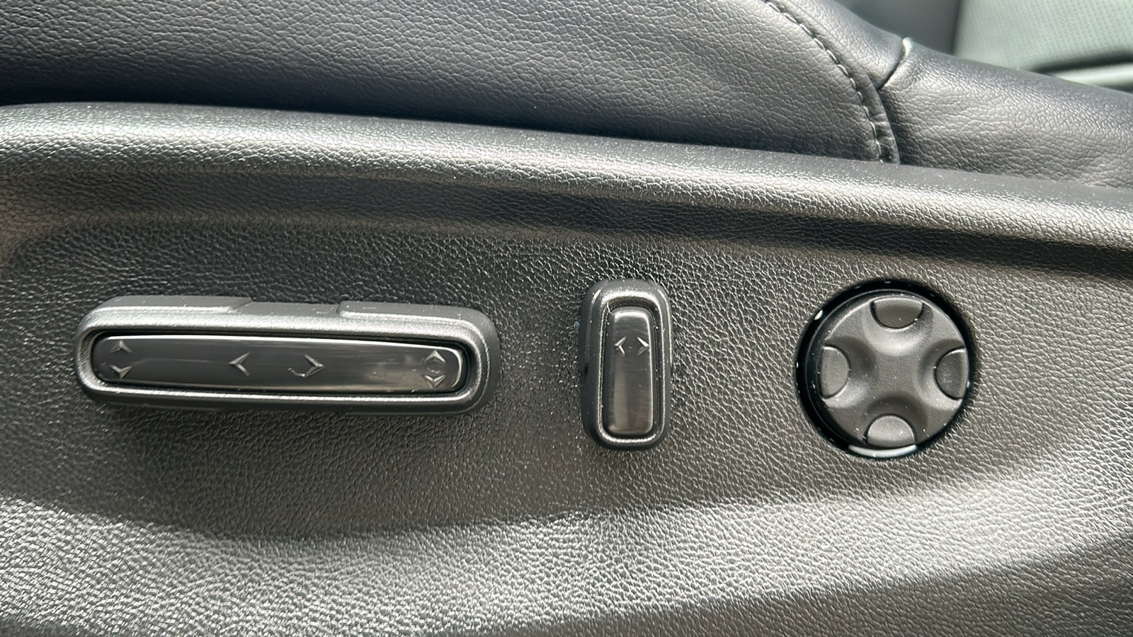 Image 10 of Honda CR-V Hybrid EX-L AWD 4D Sport Utility