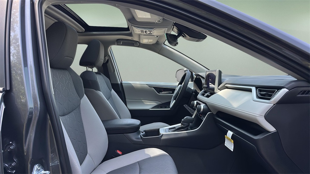 2025 Toyota RAV4 XLE photo 18