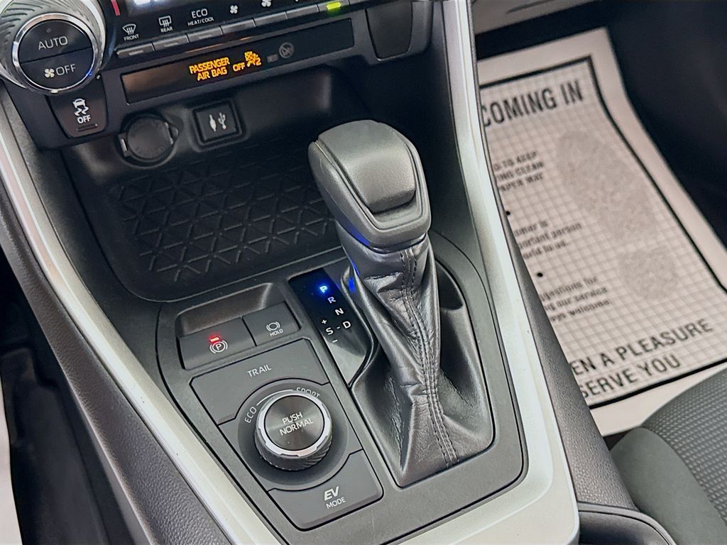 2019 Toyota RAV4 Hybrid LE photo 17