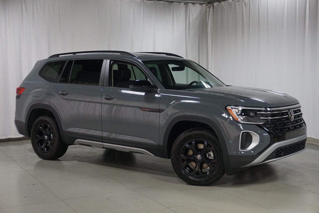 2025 Volkswagen Atlas Peak Edition SE photo 3