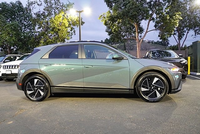 Used 2025 Green Hyundai SEL image 6