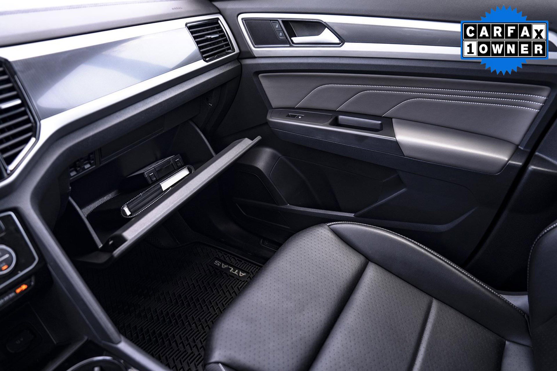 2022 Volkswagen Atlas Cross Sport V6 SEL R-Line photo 30