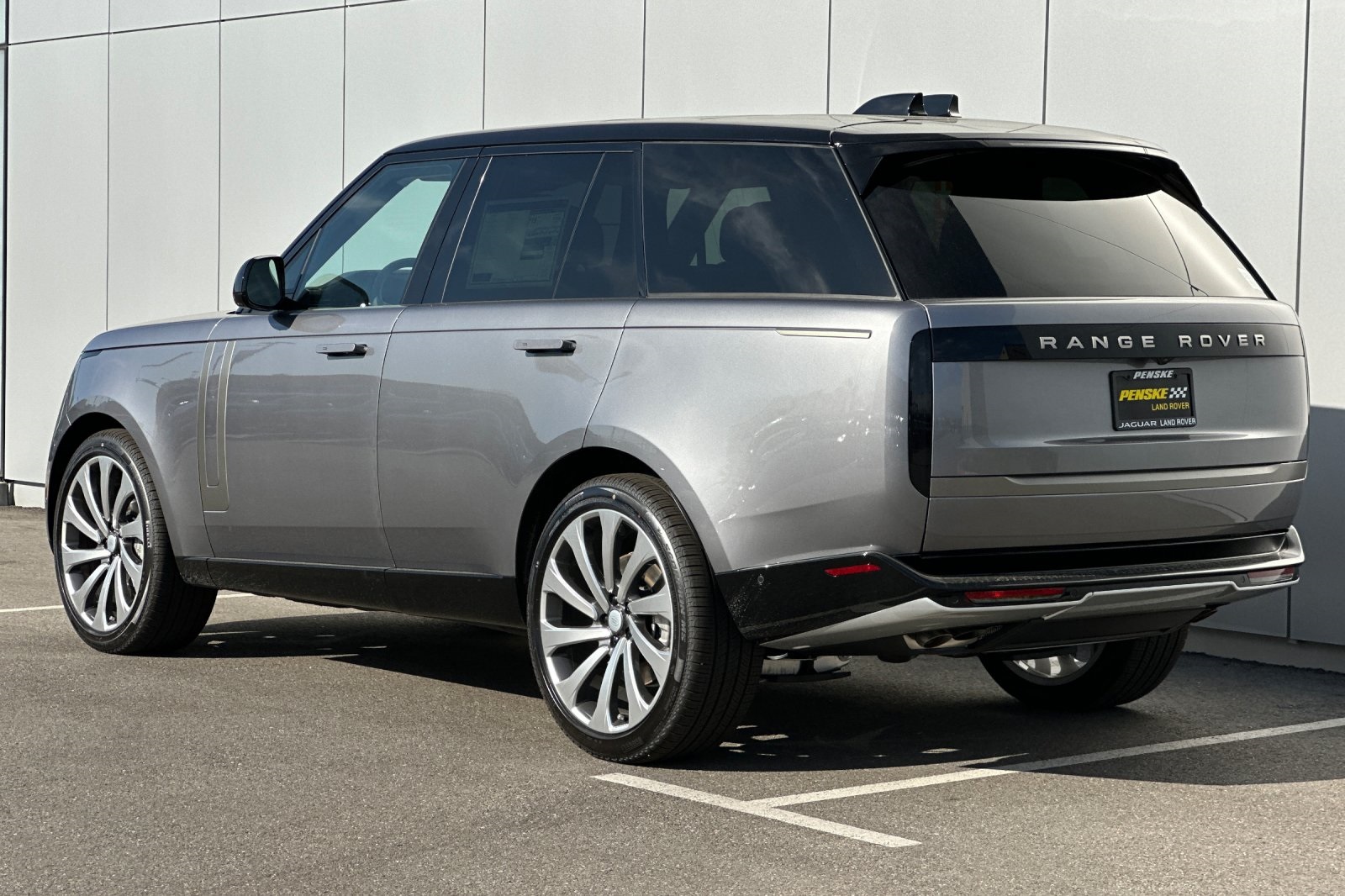 2025 Land Rover Range Rover SE photo 3