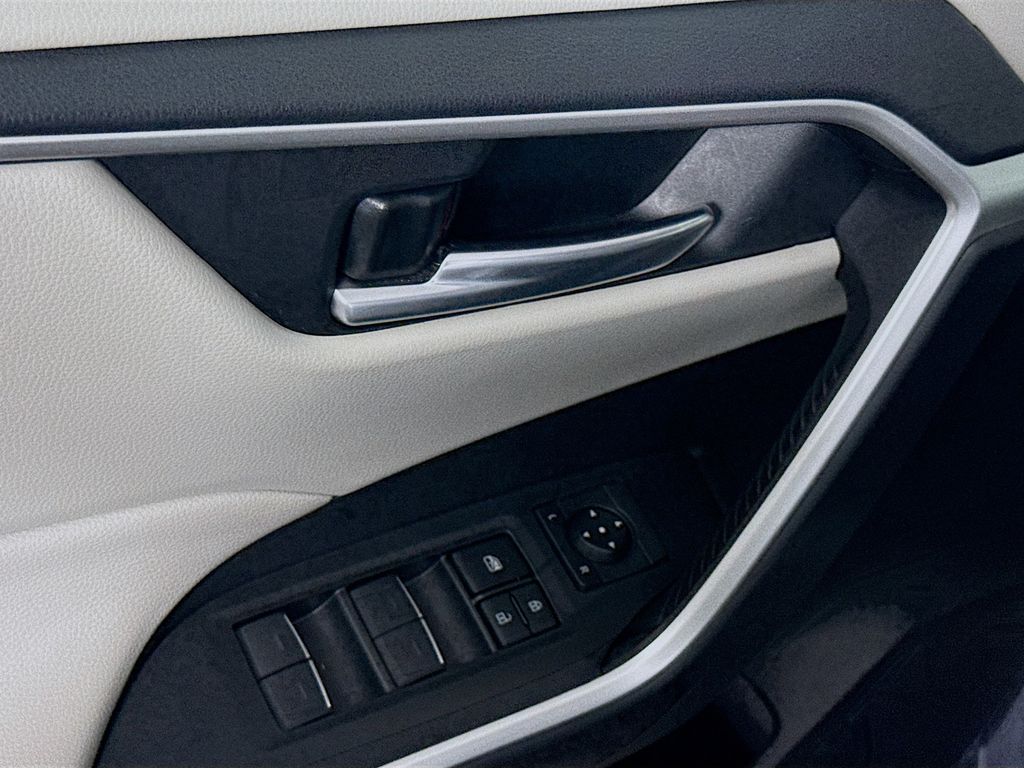 2023 Toyota RAV4 XLE photo 14