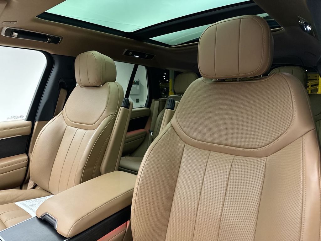 2023 Land Rover Range Rover SE photo 11