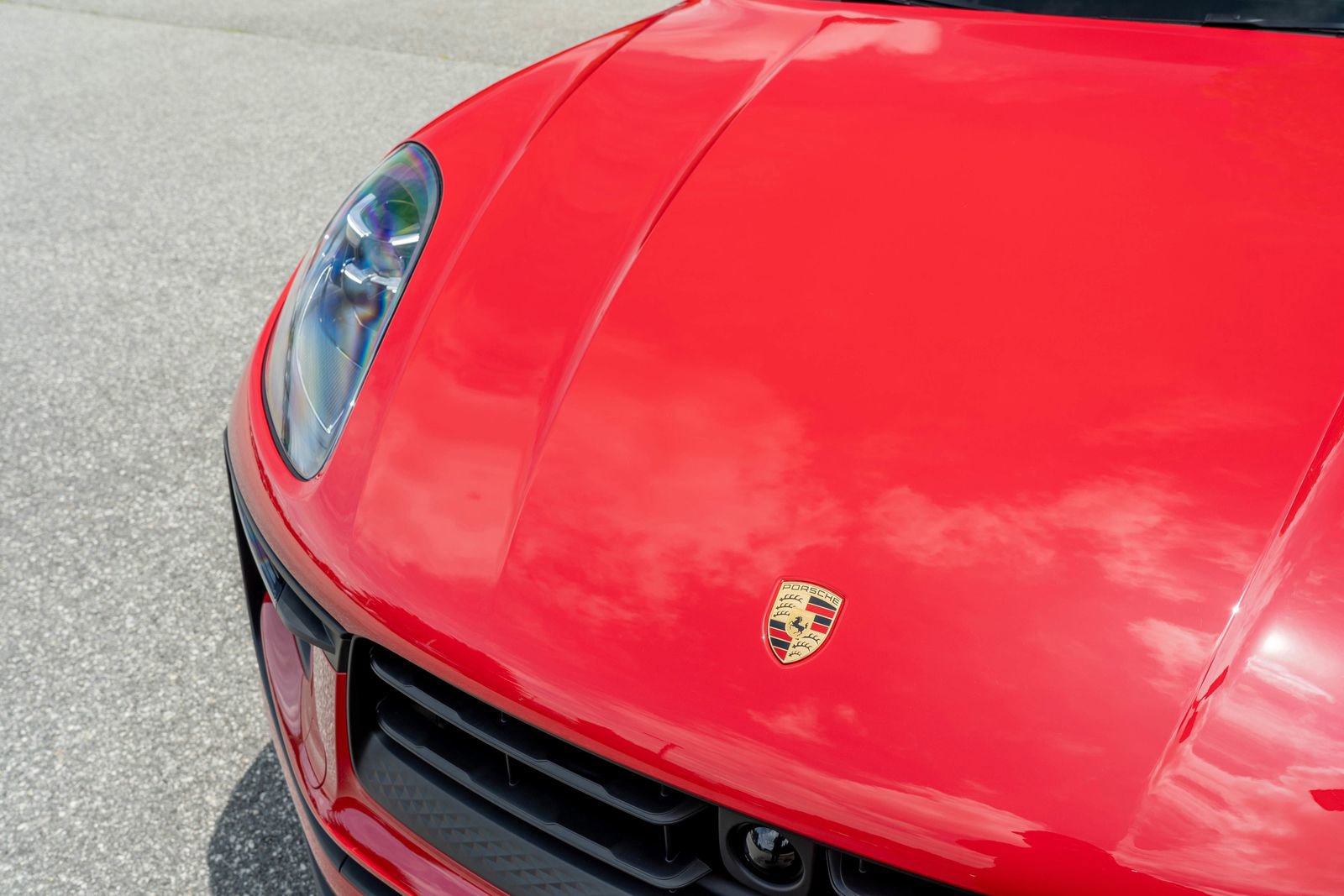 2025 Porsche Macan Base photo 18