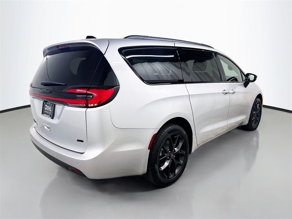 2026 Chrysler Pacifica photo 3