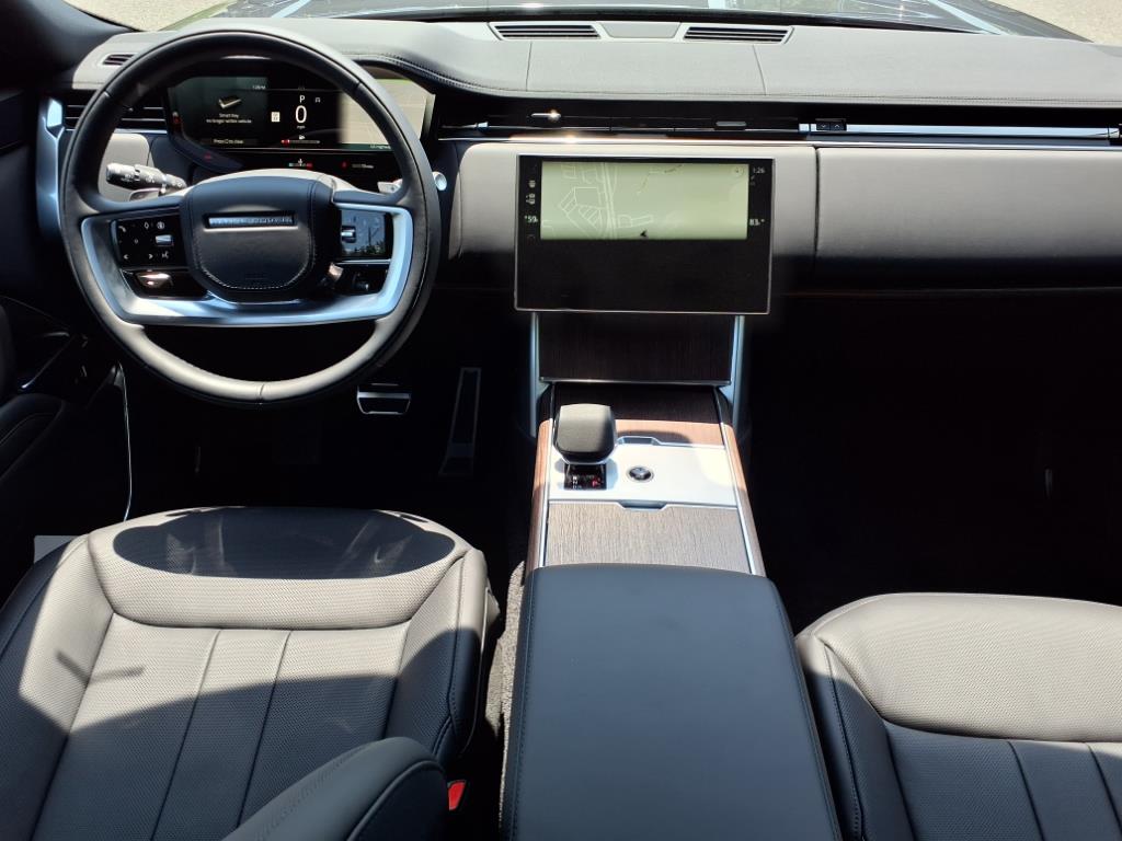 2025 Land Rover Range Rover SE photo 3