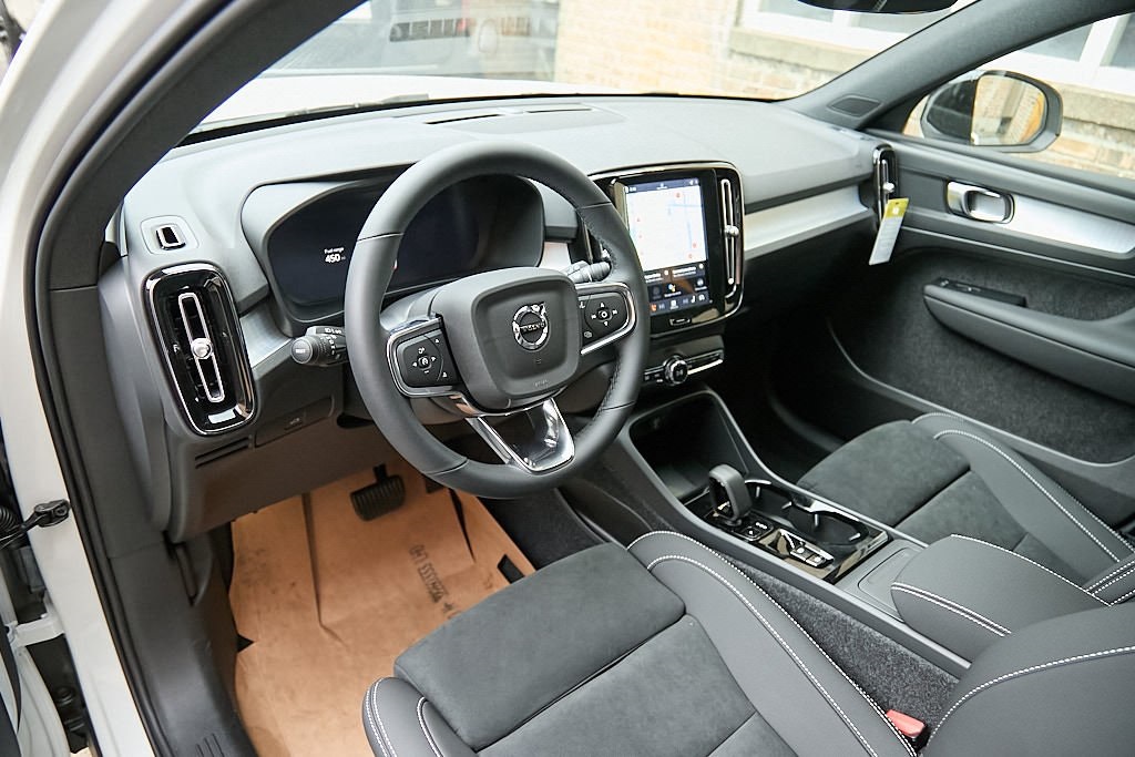 2026 VOLVO XC40 - Image 9