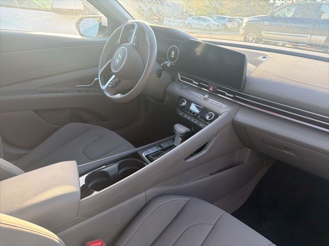 2024 Hyundai Elantra SEL photo 13
