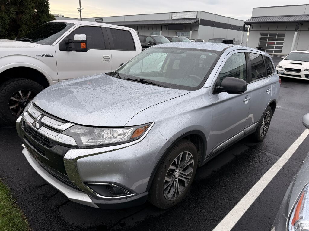 2016 Mitsubishi Outlander ES photo 2