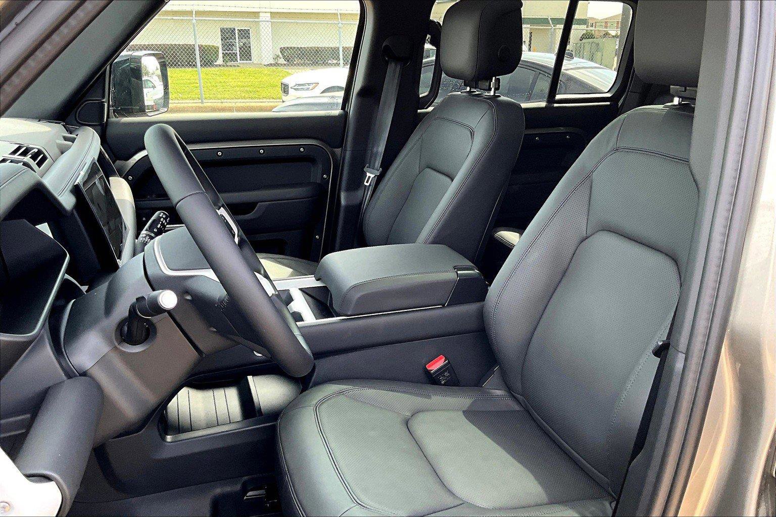2025 Land Rover Defender 110 S photo 7