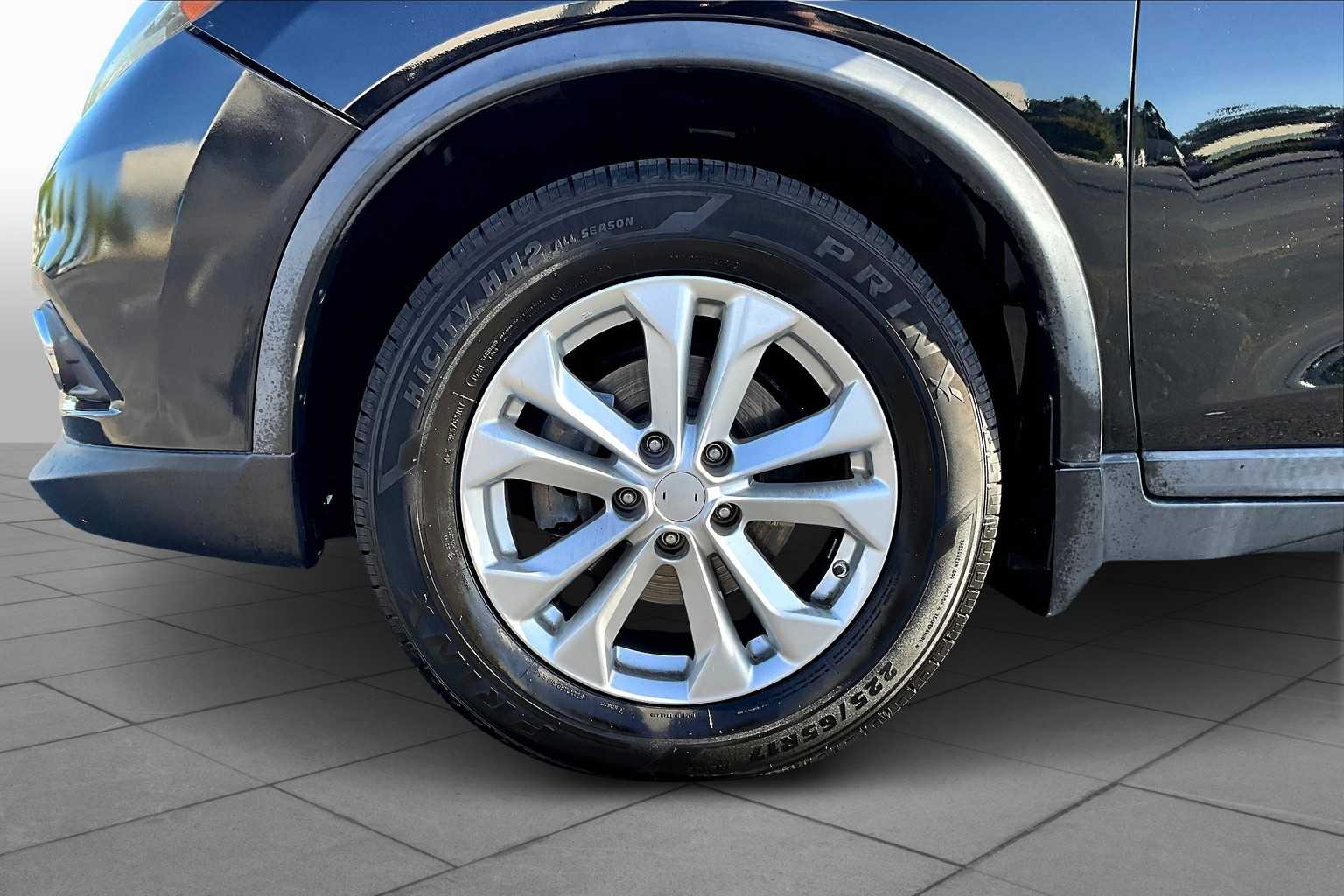 2015 Nissan Rogue SV photo 9