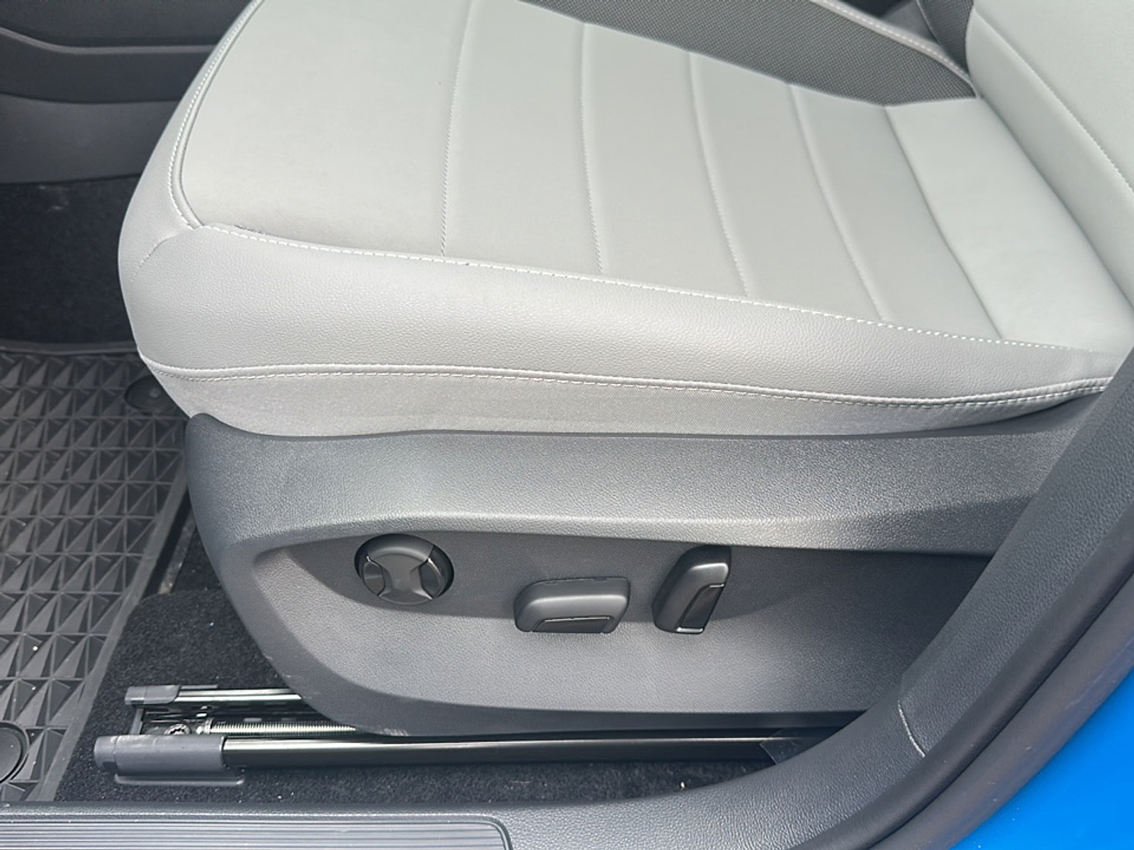 2024 Volkswagen Taos SE photo 4