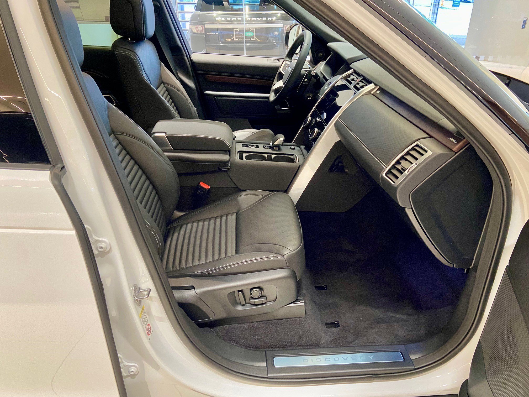2025 Land Rover Discovery SE photo 3